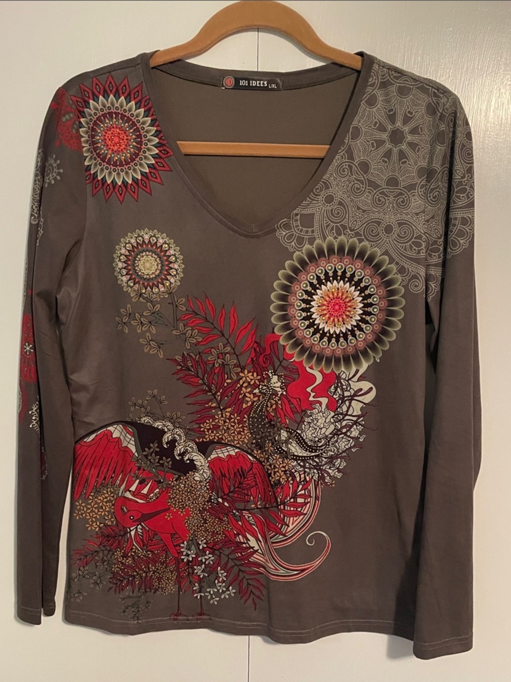 101 Idees Olive Long Sleeve V-Neck Top with Red and Gold Graphic Size L/XL